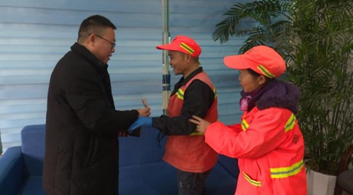 宜宾环卫工人拾到6000元现金&nbsp;寒风中等待失主(图1)