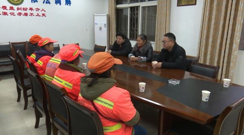 宜宾环卫工人拾到6000元现金&nbsp;寒风中等待失主(图2)