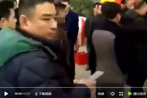 网友爆料：泸州美食文旅街售楼部遭人围观！(图2)