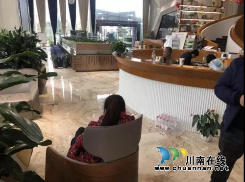 网友爆料：泸州美食文旅街售楼部遭人围观！(图4)