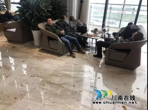 网友爆料：泸州美食文旅街售楼部遭人围观！(图5)