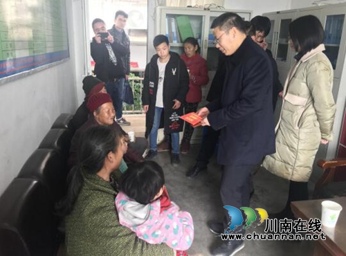 宜宾南溪区副区长周隆渊等一行赴长兴镇开展慰问活动(图1)
