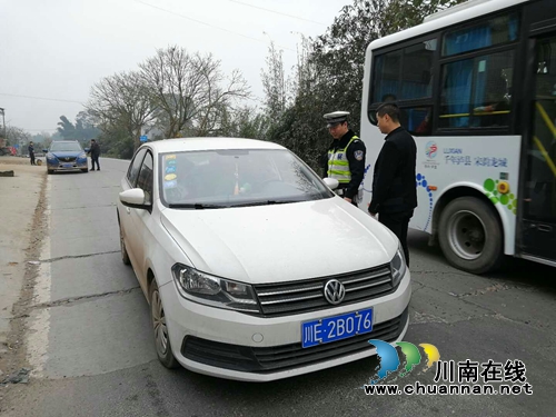 泸县太伏镇开展道路交通“三联动”安全检查(图1)