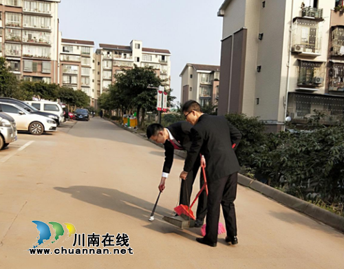 江阳区张坝街道桂圆林社区开展志愿者清扫环保活动(图1)