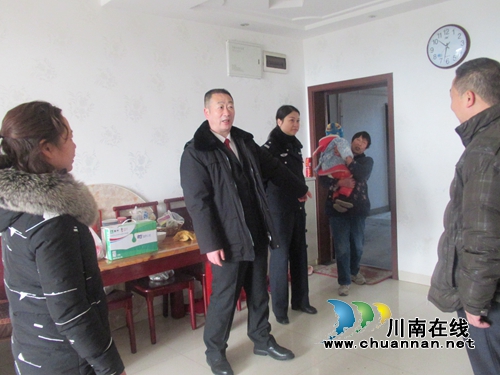 泸州市中级人民法院到张坝街道慰问困难居民(图2)