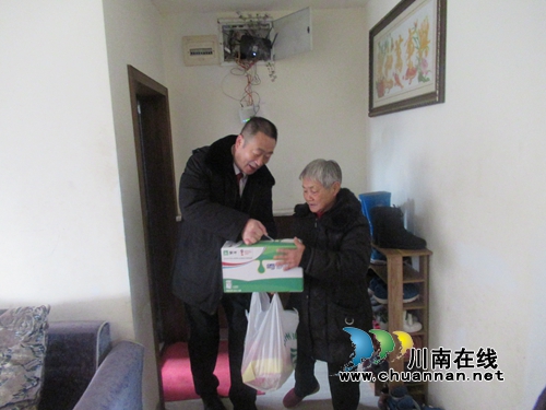 泸州市中级人民法院到张坝街道慰问困难居民(图1)