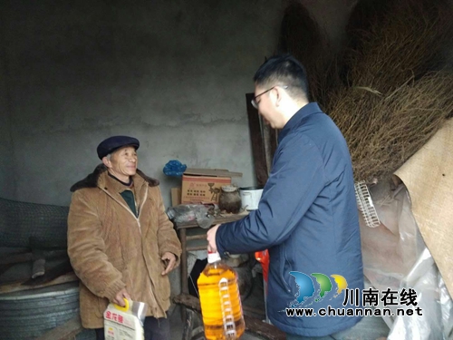 泸县立石镇慰问返乡农民工、失独老人、五保老人、优抚对象等困难群体(图1)