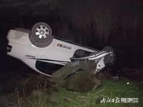 奇葩！内江男子就这样把车“开”下悬崖……(图1)