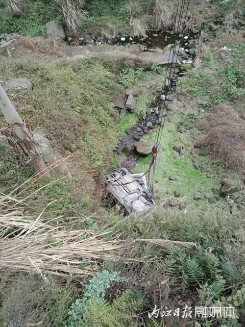 奇葩！内江男子就这样把车“开”下悬崖……(图2)