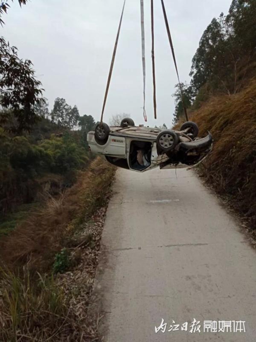 奇葩！内江男子就这样把车“开”下悬崖……(图3)