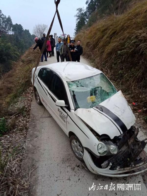 奇葩！内江男子就这样把车“开”下悬崖……(图4)