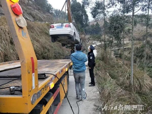 奇葩！内江男子就这样把车“开”下悬崖……(图5)