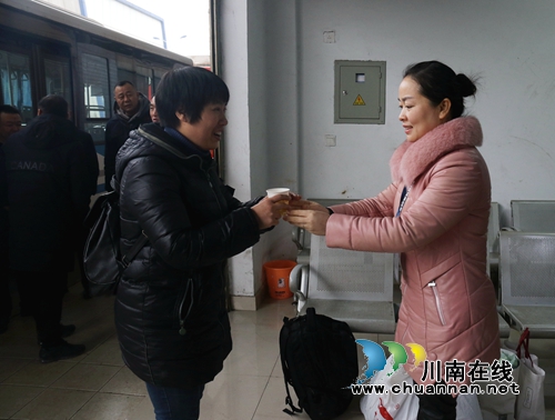 龙马潭：全域公交返乡农民工服务点温暖回家路(图1)