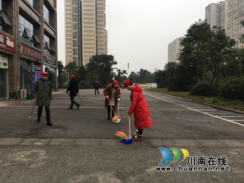 江阳区张坝街道沙坪社区：深入巩固文明城市创建成果&nbsp;志愿者们在行动(图1)