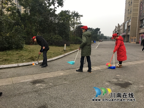 江阳区张坝街道沙坪社区：深入巩固文明城市创建成果&nbsp;志愿者们在行动(图2)