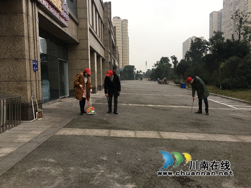江阳区张坝街道沙坪社区：深入巩固文明城市创建成果&nbsp;志愿者们在行动(图3)
