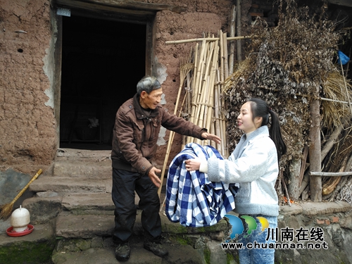 泸县潮河司法所开展节前送温暖活动(图1)