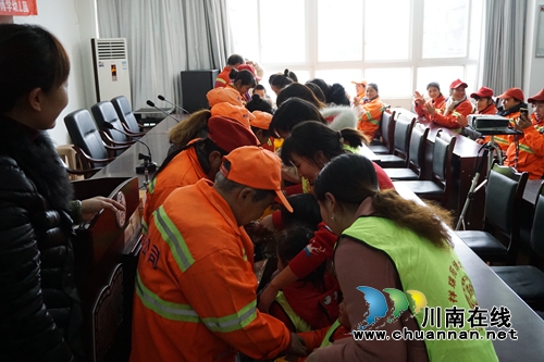 江阳区张坝街道彭湾社区开展文明保洁美家园爱心温暖环卫工慰问活动(图2)