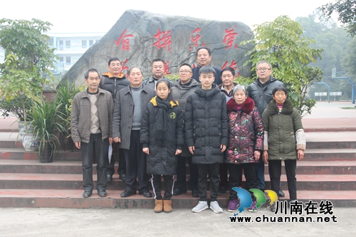 纳溪区关工委到棉花坡镇初级中学慰问困难学生(图1)