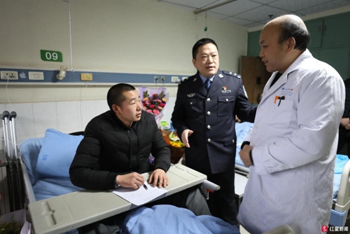 小伙轻生跳河&nbsp;自贡民警“飞身”救人扭伤脚踝(图1)