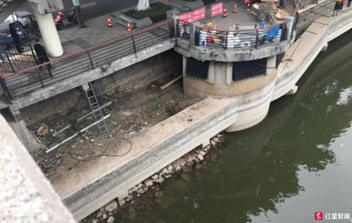 小伙轻生跳河&nbsp;自贡民警“飞身”救人扭伤脚踝(图2)