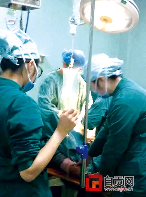 自贡：医生托举14分钟&nbsp;双胞胎平安出生(图1)