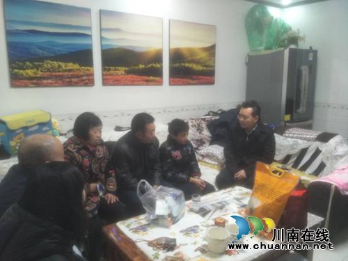 泸州市副市长郭庆慰问红星街道困难儿童(图1)