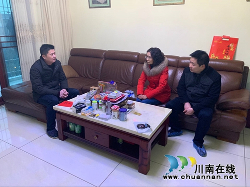 红星街道看望慰问勇救邻居的居民易荣&nbsp;弘扬社会正能量(图1)