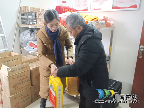 红星街道长桥社区开展“冬季送温暖慰问农民工”活动(图1)