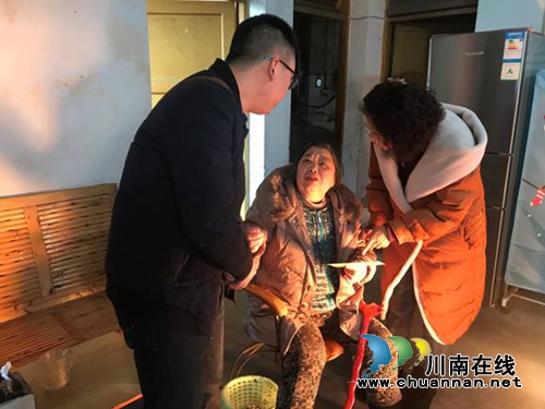 龙马潭区民宗局慰问红星街道贫困少数民族群众(图1)