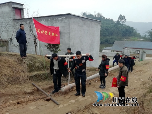 纳溪棉花坡镇：党员节前送关怀，助民脱困过新年(图1)