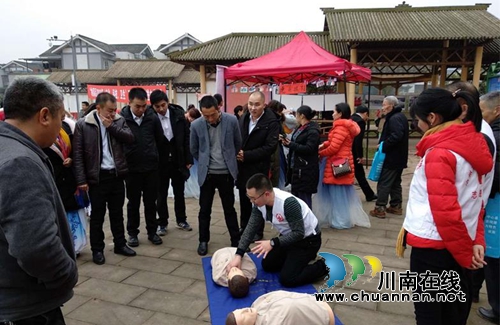 纳溪区红十字会进村开展安全与急救培训宣传活动(图1)