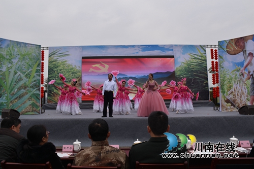 泸县牛滩镇开展“四下乡”宣传及法治文艺演出(图2)