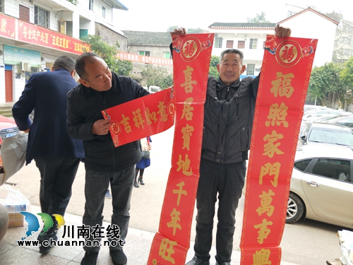 泸县立石镇为群众发放春联、年画、手提袋等欢乐物资(图1)