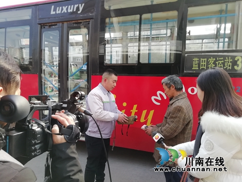 老人上万现金丢失车上 泸州公交司机物归原主(图1)