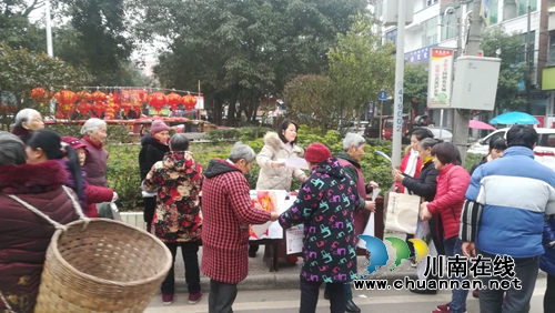 泸县喻寺：法治温暖回家路&nbsp;春节普法“不放假”(图1)