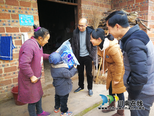 泸县司法局到贫困村开展送温暖活动(图1)
