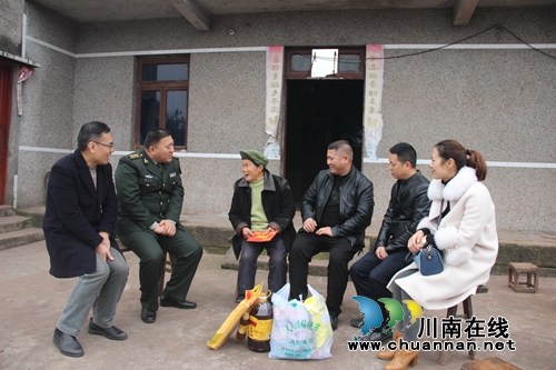 纳溪区领导张耀峰节前慰问棉花坡镇困难群众(图1)