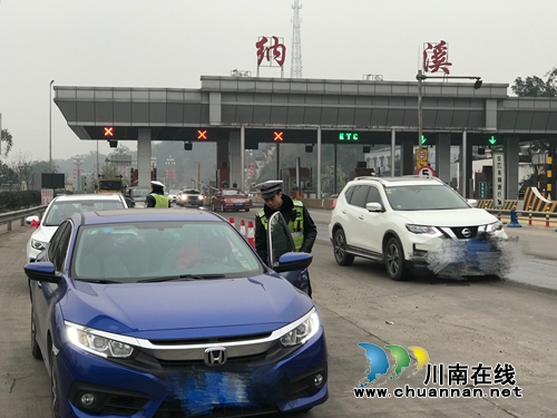 春运伊始&nbsp;泸州高速交警连续查处多起超员车辆(图1)