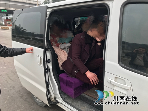 春运伊始&nbsp;泸州高速交警连续查处多起超员车辆(图2)