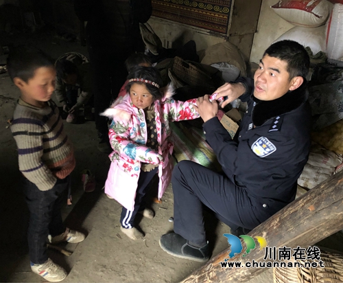 泸县公安局援彝民警杜金华：温暖送给特困儿童(图1)