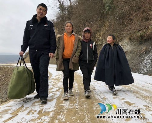 泸县公安局援彝民警杜金华：温暖送给特困儿童(图2)