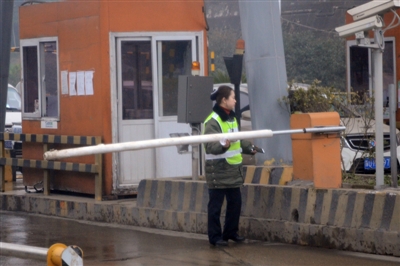 自贡：2小时近30辆货车挡号牌冲关收费站(图1)