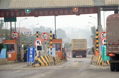 自贡：2小时近30辆货车挡号牌冲关收费站(图3)