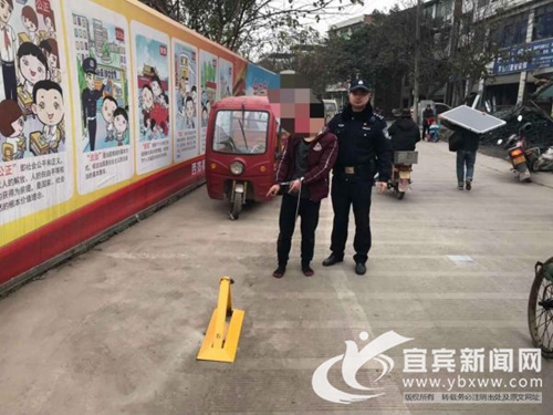 尴尬！宜宾男偷电瓶车逃跑&nbsp;因太紧张撞车被抓(图1)