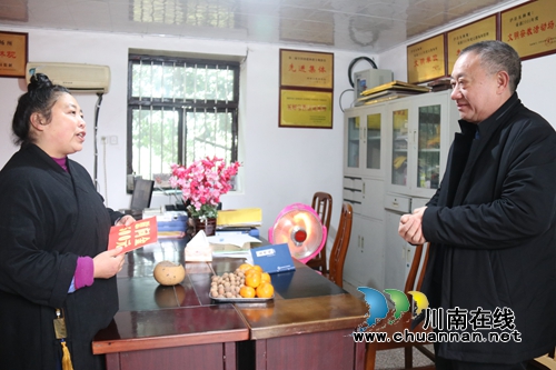 泸县政协副主席杜开卷到百和镇开展春节“送温暖”活动(图1)