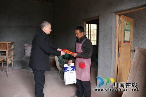 泸县政协副主席杜开卷到百和镇开展春节“送温暖”活动(图3)