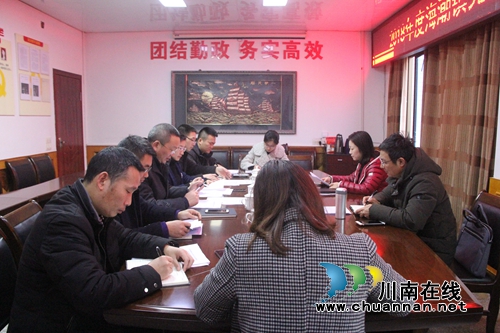 泸县海潮镇召开2018年度党员领导干部民主生活会(图2)