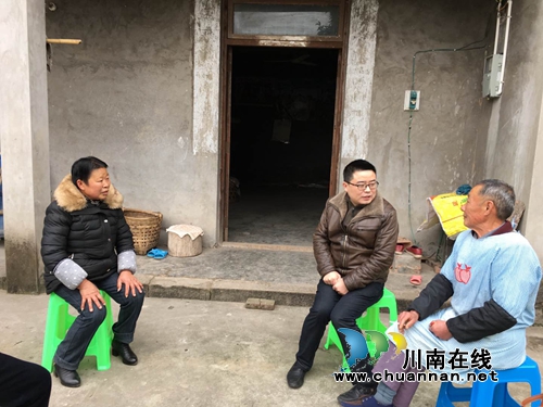 泸县市质局副局长何晓波带队走访慰问退休老同志(图1)