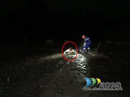 泸县男子下塘摸鱼被淤泥困住&nbsp;一小时动弹不得(图1)